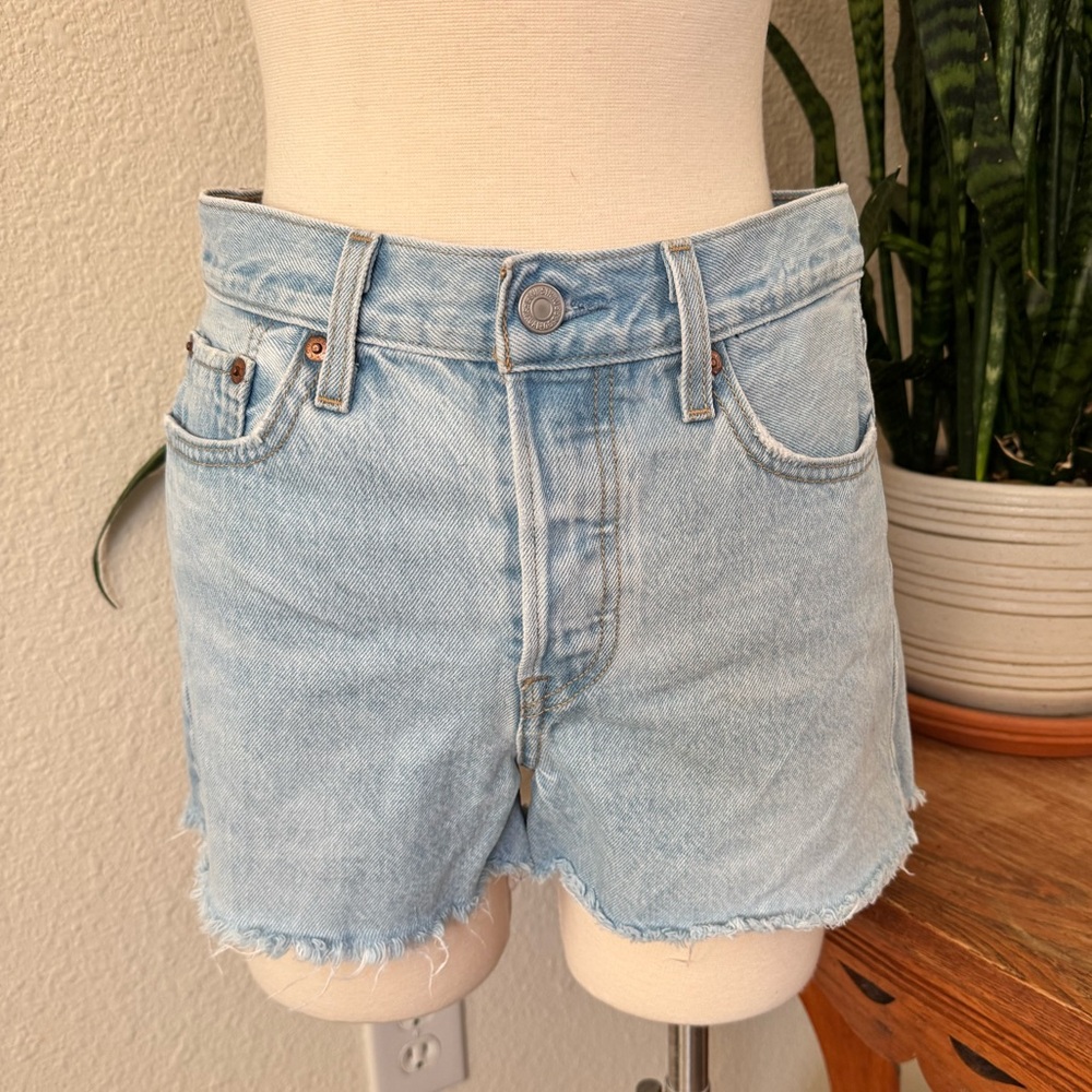 Levi’s Premium Wedgie‎ Shorts W27 – Light Wash Denim Cutoffs